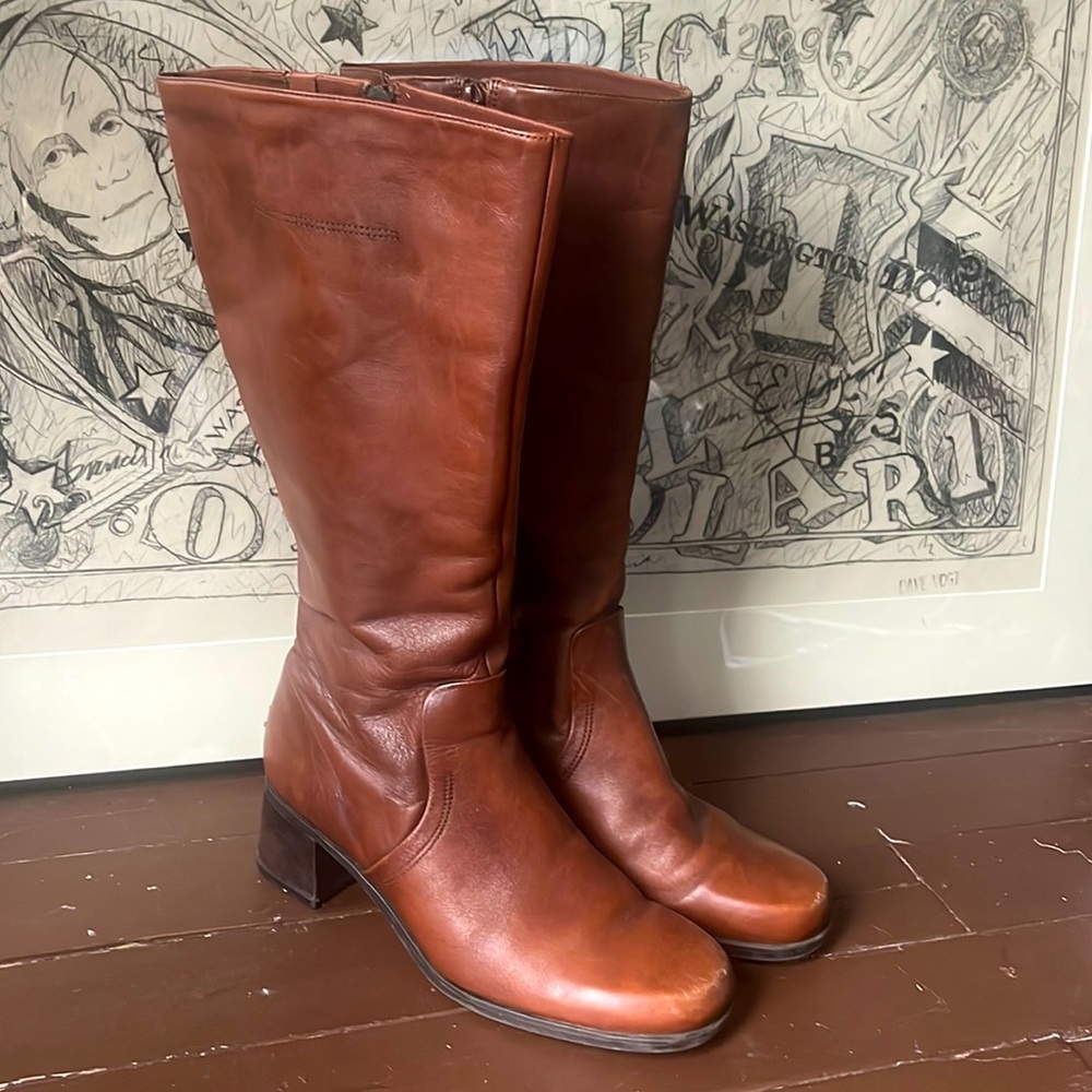 NATURALIZER 9.5 HEELED BOOT